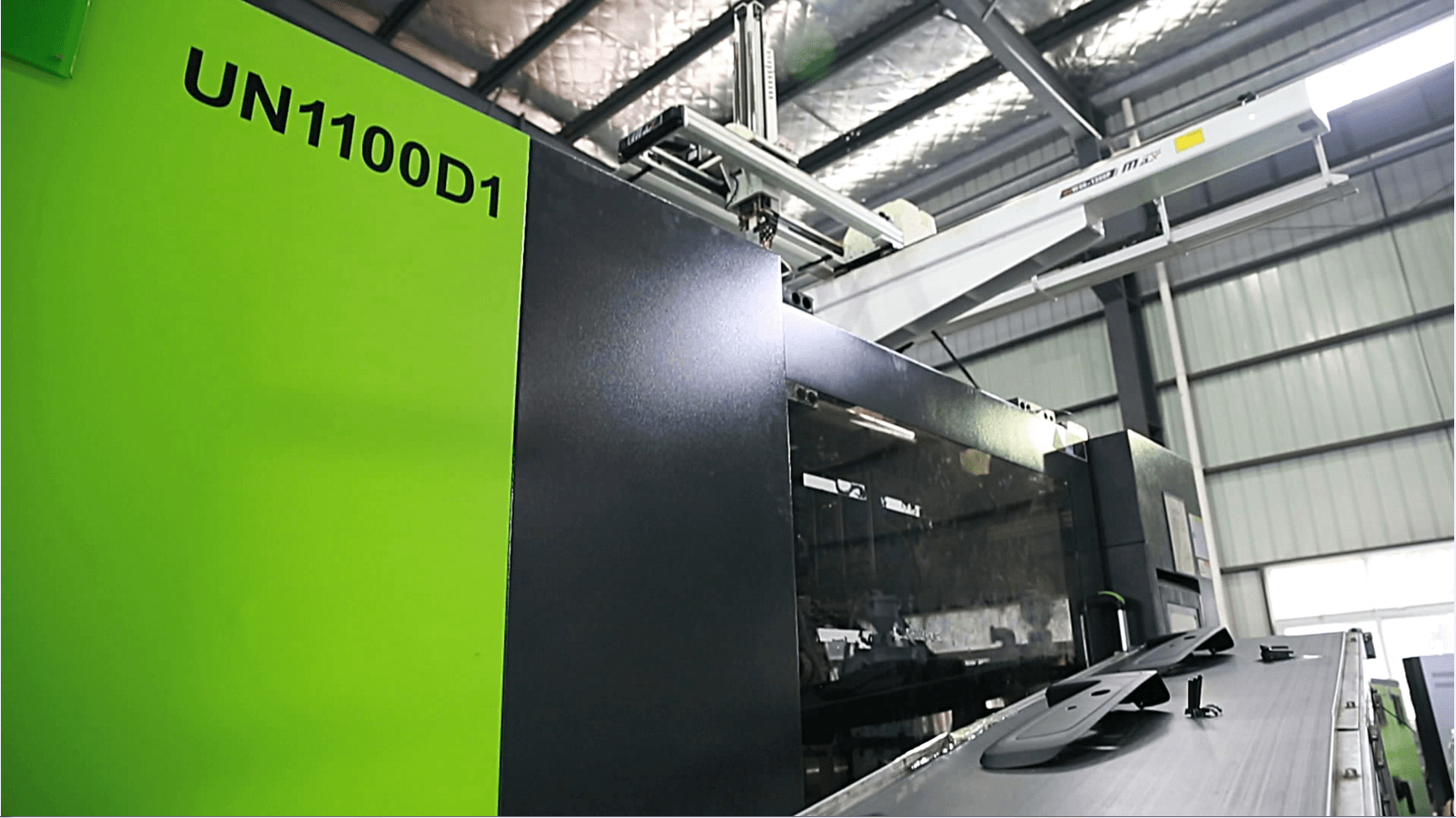 銀寶山新：UN1100 D1兩板機(jī)，生產(chǎn)廣菲克汽車內(nèi)飾件